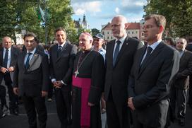 Odkritje spomenika vsem žrtvam vojn in z vojnami povezanim žrtvam