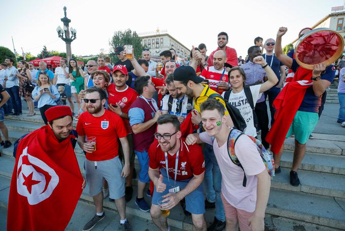 Druženje angleških in tunizijskih navijačev v Volgogradu. | Foto: Reuters