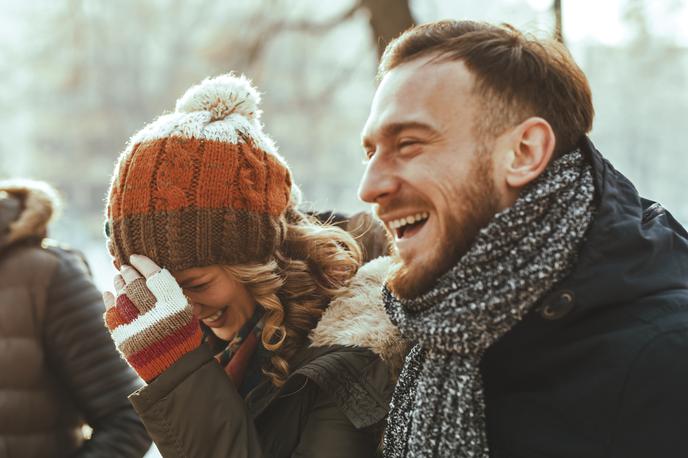 smeh, par, prijatelji, zima | Foto Shutterstock