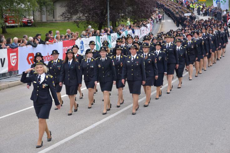 Članice na sprevodu v Metliki, ki jih vodi Elizabeta Čampa. | Foto: osebni arhiv/Lana Kokl