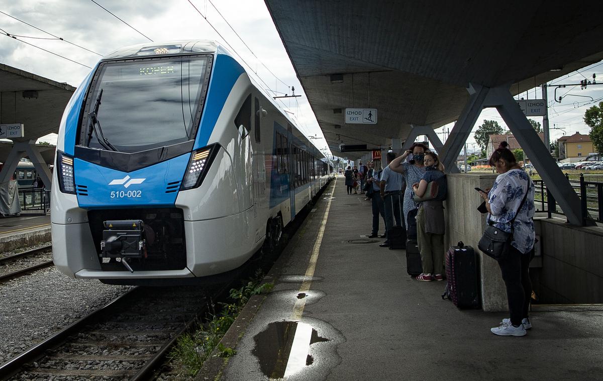 Prva javna vožnja električnega Stadlerja | Elektromotorni vlak Flirt (SŽ 510) Slovenskih železnic bo 1. septembra potnike prvič popeljal v Zagreb. Na fotografiji na ljubljanski železniški postaji.. | Foto Ana Kovač