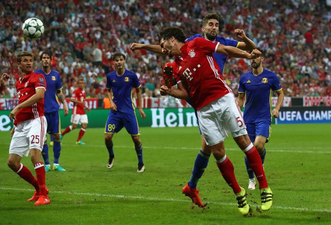 Miha Mevlja (drugi z desne) v boju z nogometaši Bayerna. Rostov je na Bavarskem izgubil z 0:5. | Foto: Guliverimage/Getty Images