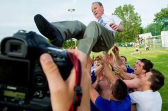 Zjutraj nakrmiti živino, nato sprostitev ob nogometu, zvečer pa študij