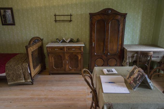 Cankarjeva spominska soba, ki je opremljena s sočasnim pohištvom konec 19. in začetek 20. stoletja, je opremljena v pisateljskem duhu in z odtisom tujskih sob tistega časa. S krepkimi oblikami pohištva, majhnim oknom pričara vzdušje, ki je v njej vladalo.  | Foto: 