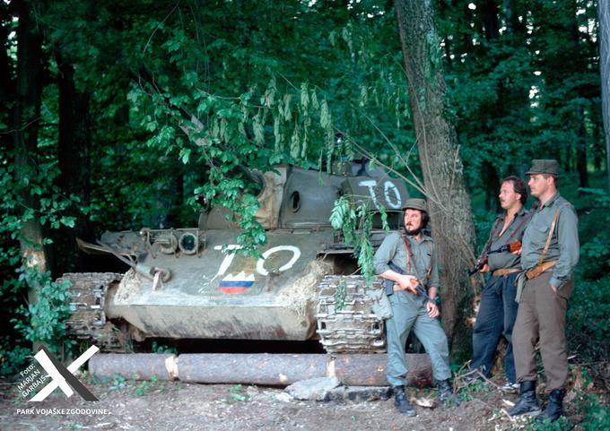 Pripadniki Teritorialne obrambe ob zaplenjenem tanku na Šentilju 6. julija 1991.  | Foto: Park vojaške zgodovine