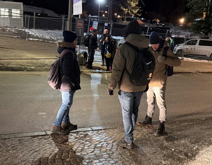 Ko novinarji na terenu tavamo in iščemo rešitev za prevoz. | Foto: J. L.