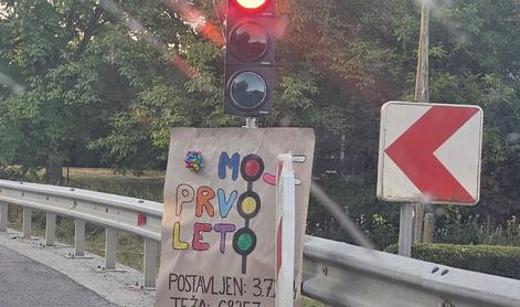 Šala domačinov v Brežicah: za "rojstni dan" so okrasili semafor #foto
