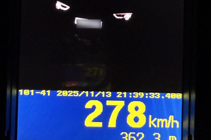 Hitrost, avtocesta gorenjka | Voznik je na odseku, kjer je omejitev 110 kilometrov na uro, vozil s hitrostjo 278 kilometrov na uro. | Foto PU Kranj