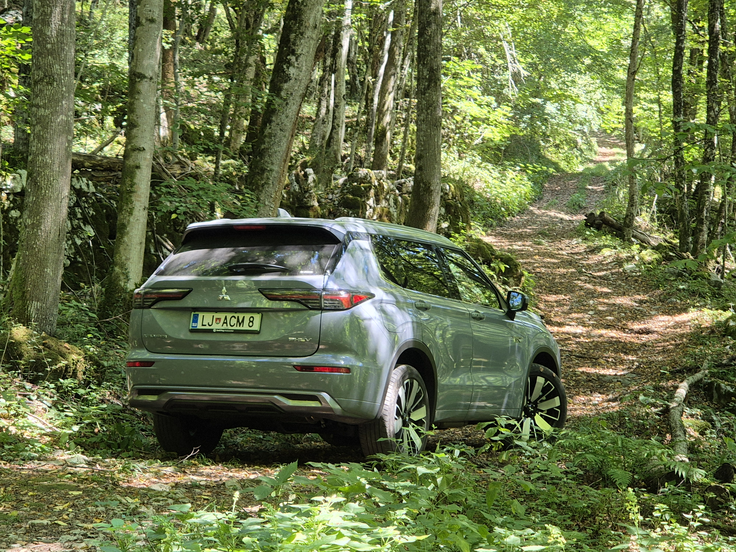 Mitsubishi outlander V dolžino meri 4719 milimetrov, 1750 v višino, osi pa sta 2704 milimetre narazen. Na gumah 255/45 R20 je dvignjen 199 milimetrov nad podlago. Zaradi mase več kor 2,1 tone sta hlajena tudi zadnja zavorna koluta.  | Foto: Aleš Črnivec