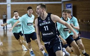 S trojko ob zvoku sirene mladi Slovenci v četrtfinale #video