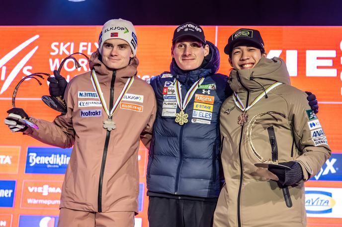 Domen Prevc, Marius Lindvik, Ren Nikaido (Oberstdorf 2026) | Domen Prevc si je oder za zmagovalce delil z Mariusom Lindvikom in Renom Nikaidom. | Foto Guliverimage