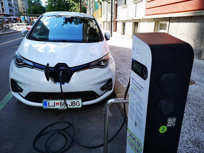Letos bodo trgovci v Sloveniji prvič prodali več kot tisoč električnih avtomobilov.  | Foto: Gregor Pavšič