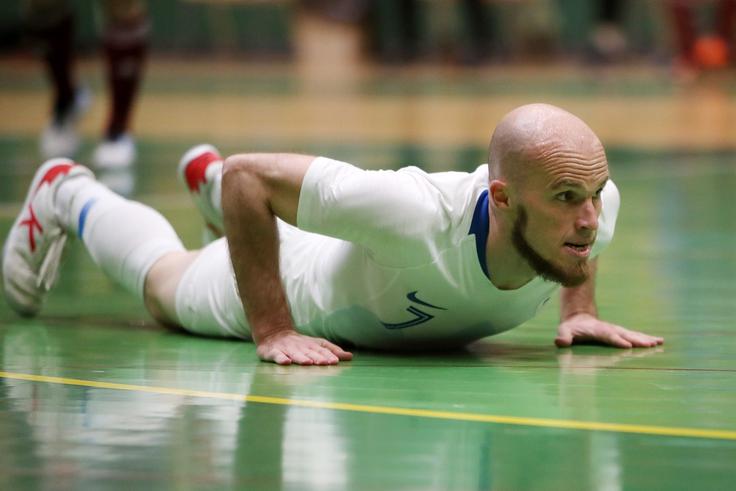 Ko je debitiral za reprezentanco, je nosil dres s številko 2, malce za tem pa se je v izbrani članski vrsti sprostil dres s številko 7. ''Ta številka mi je bila že od nekdaj všeč, zato sem jo izbral,'' nam je pojasnil slovenski rekorder, katerega kariero je zaznamoval ravno dres s čarobno številko. | Foto: Aleš Fevžer