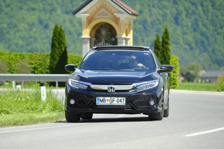 Ta avtomobil si preprosto želi zavoja, čeprav so menda inženirji izredno ponosni tudi na smerno stabilnost pri velikih hitrostih.  | Foto: Jure Gregorčič