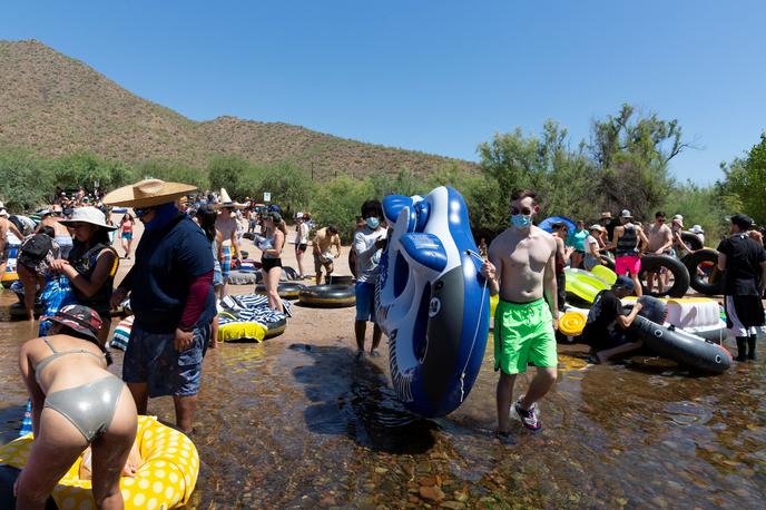 ZDA | Množica med zabavo v vodi na reki Salt River v zvezni državi Arizona.  | Foto Reuters