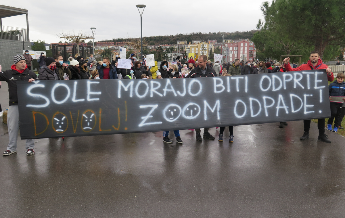 Koper, protest proti zaprtju šol | V Kopru je več sto ljudi protestiralo proti vnovičnemu zaprtju šol. | Foto STA