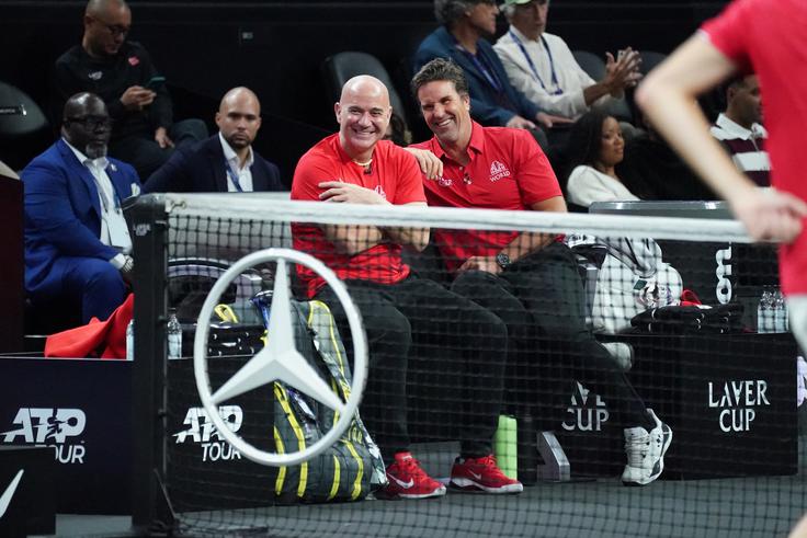 Andre Agassi poveljuje zasedbi sveta. | Foto: Reuters