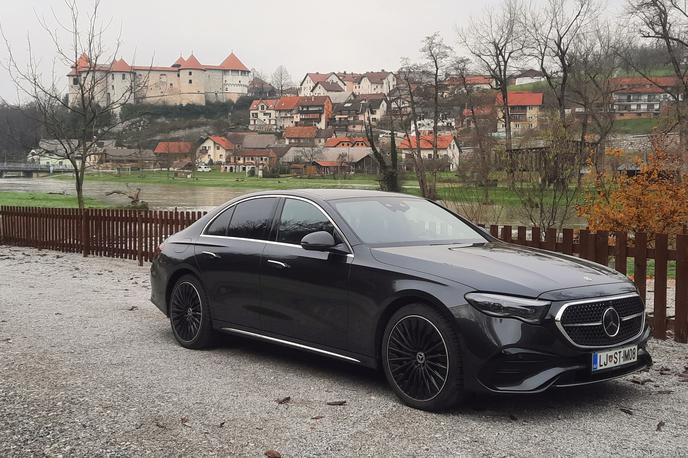 Mercedes razred E | Testni E 300e je postavljen na 20-palčna AMG platišča z gumami 245/40 spredaj in 275/35 zadaj. Najmanjša oddaljenost od tal znaša 85 mm, podvozje airmatic pa se lahko z ukazom dviga ali spušča. | Foto Aleš Črnivec