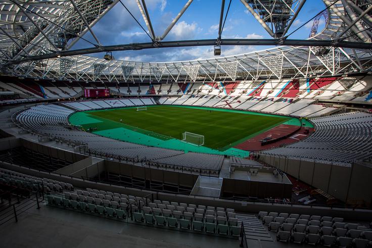Na štadionu potekajo nekatera zadnja dela, ki so odmevala tudi med treningom NK Domžale. Olimpijski štadion je pred preureditvijo pred štirimi leti gostil atletska tekmovanja. Gradbena dela so tik pred koncem. Še v sredo so se prireditelji ubadali z nekaterimi montažnimi tribunami. Čas ni njihov zaveznik, saj bo srečanje odigrano danes zvečer.   | Foto: Žiga Zupan/Sportida