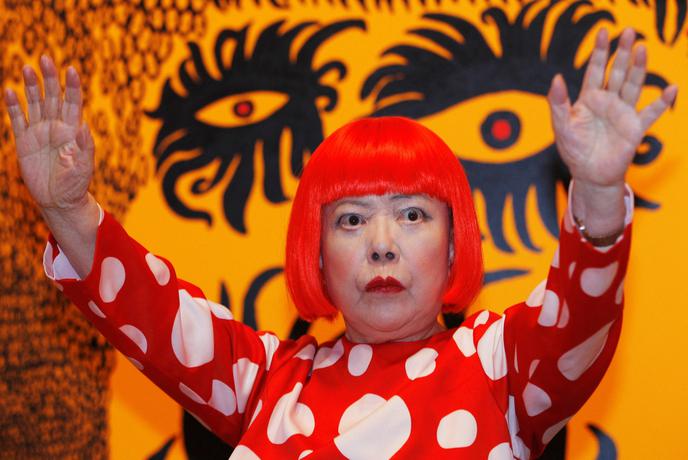 Umrla je Jajoi Kusama, umetnica, ki je s pikami osvojila svet
