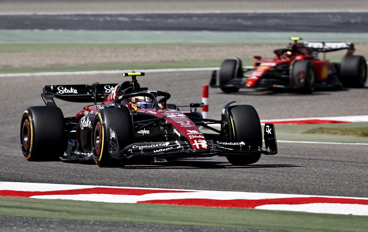 testiranja Guanju Džov Alfa Romeo | Guanju Džov je z mehkejšimi gumami odpeljal najhitrejši čas drugega dne testiranj. | Foto Reuters