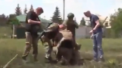Grozljiva napaka vojaka v Rusiji ujeta na kamero, zadelo tudi snemalca #video