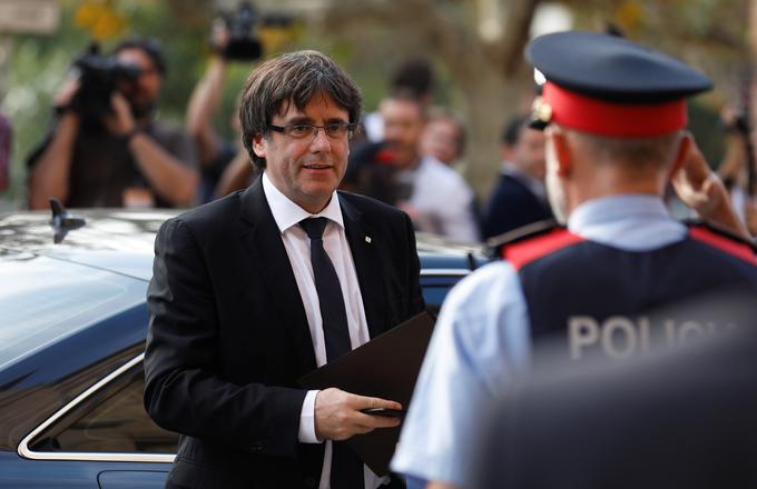 Puigdemont je malo po 17. uri prispel v katalonski parlament. | Foto: Reuters