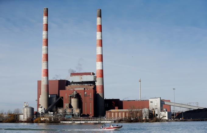 Ena od elektrarn v ameriški zvezni državi Michigan, ki obratuje na premog, energent, ki ga v tej zvezni državi ne bodo več pridobivali, zato ga že postopoma opuščajo. | Foto: Reuters