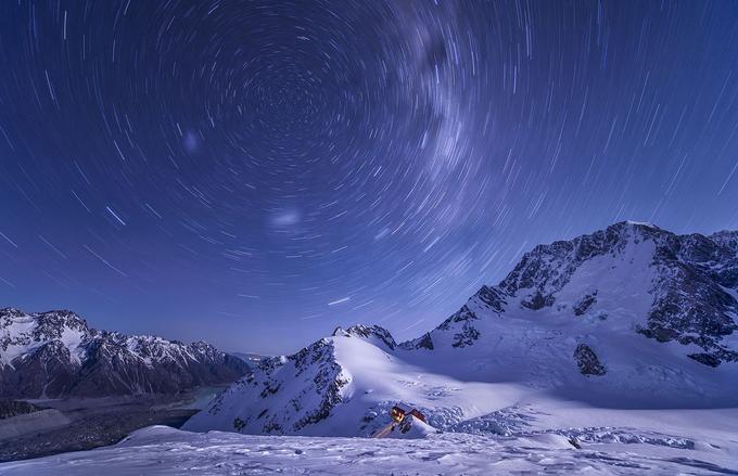Fotograf Lee Cook se je v ožji izbor za najboljšo astronomsko fotografijo leta 2016 uvrstil tudi s podobo že omenjene planinske koče med gorskimi vrhovi in zvezdami nad njimi. V tem delu Nove Zelandije so med drugim snemali filmski trilogiji Gospodar prstanov in Hobit. Foto: Lee Cook. | Foto: 