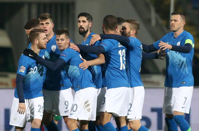 Veselje slovenskih nogometašev po golu za izenačenje proti Bolgariji. | Foto: Reuters