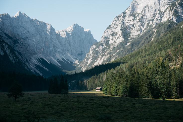Razgled s Kovinarske koče v dolini Krme na okoliške vrhove Julijskih Alp. | Foto: Jan Lukanović