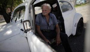 Starec in avtomobil – življenjska zgodba človeka, čigar dom je avtomobilska ikona