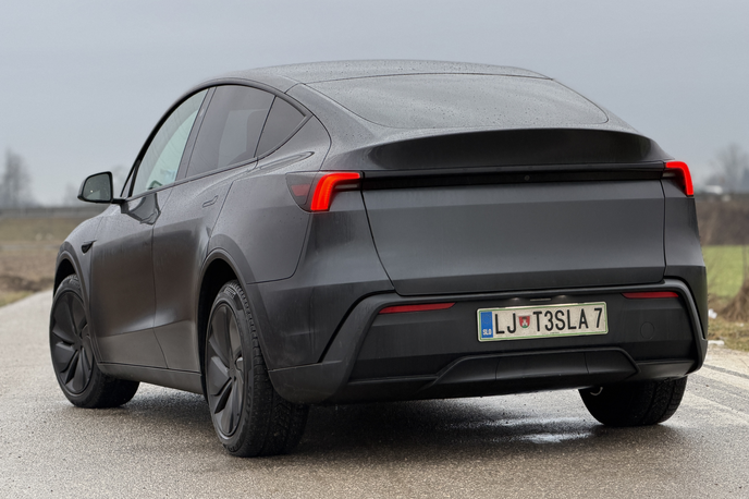 Tesla model Y RWD standard | Tesla poleg različice s sedmimi sedeži očitno v Evropo kmalu pripelje tudi podaljšano izvedbo modela Y – medosje je daljše za 15 centimetrov in presega tri metre. | Foto Gregor Pavšič