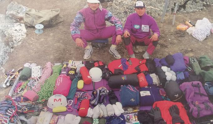 Furlan in Humar z vso opremo, ki so jo znosili v bazni tabor. | Foto: Arhiv odprave na Ama Dablam