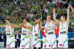 Slovenija se je od navijačev poslovila z zmago