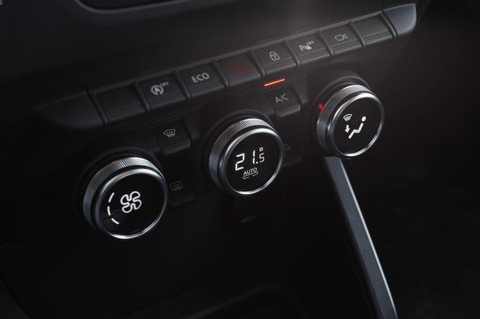 Duster je prva dacia s samodejno klimo. Hvalimo oblikovanje novih gumbov, ki nas spominjajo na tiste v audijih. | Foto: Dacia