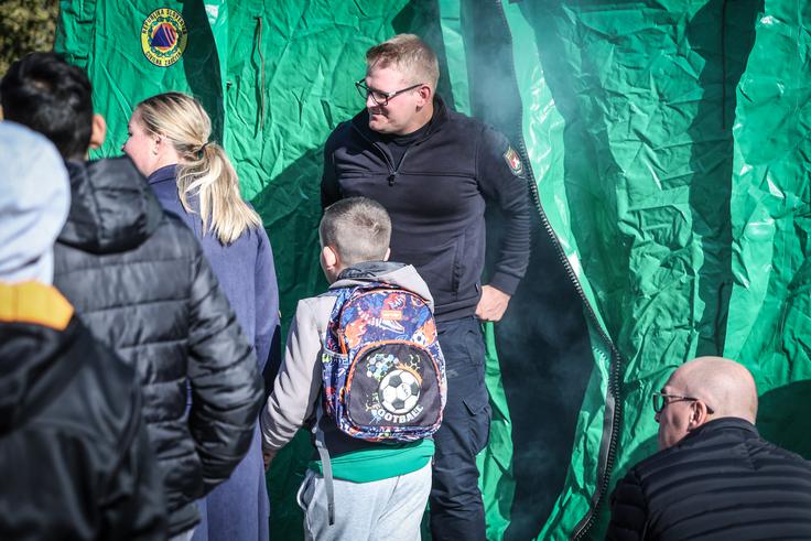 Simulacija zadimljenega prostora je otrokom omogočila, da se naučijo pravilnega gibanja v zadimljenem prostoru in kako poiskati izhod. | Foto: Ana Kovač