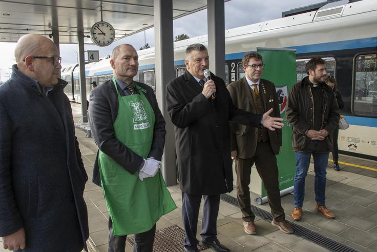 Na grosupeljski železniški postaji sta udeležence akcije pozdravila tudi grosupeljski župan Peter Verlič in župnik Martin Golob. | Foto: Miško Kranjec, Slovenske železnice