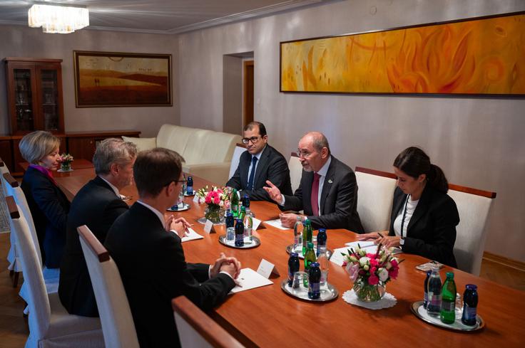 Pred tem se je Golob sestal z jordanskim zunanjim ministrom Ajmanom Safadijem in se v sporočilu po srečanju zahvalil Jordaniji "za vse, kar počne za stabilnost regije Bližnjega vzhoda, še posebej Gaze in Zahodnega brega". | Foto: STA