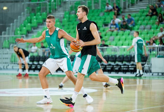 "HItra igra bo zaščitni znak slovenske igre," pravi Edo Murić (levo v zelenem dresu). | Foto: Vid Ponikvar