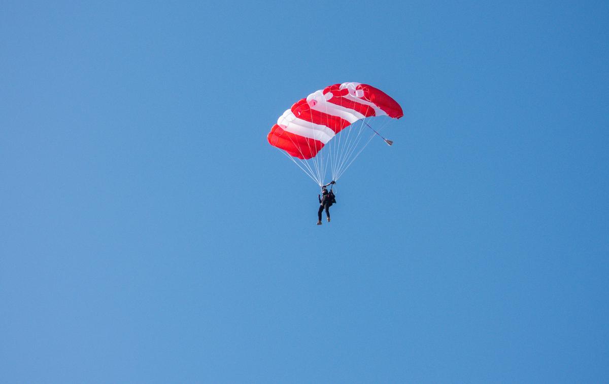 Jadralni padalec, nesreča | Pri padcu se je madžarski jadralni padalec lažje telesno poškodoval (poškodba kolka) in so ga kasneje s helikopterjem (med člani posadke je bil tudi policist gorske policijske enote) prepeljali na nadaljnje zdravljenje v ljubljanski klinični center, so zapisali na Policijski upravi Nova Gorica. | Foto Shutterstock