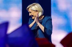 V Franciji po vzporednih volitvah slavi skrajna desnica, Macron poražen