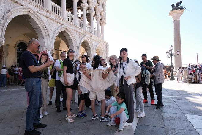 Benetke, ki se spopadajo z množičnim navalom turistov, so maja kot prve poskusno uvedle sistem pristojbin za dnevne turiste. | Foto: Reuters