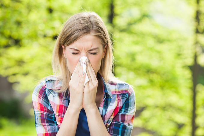 Prehlad je manj nevarna oblika okužbe dihal, a tudi veliko bolj pogosta. | Foto: Getty Images