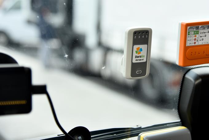 Dars je do začetka maja izdal že 140 tisoč naprav za sistem elektronskega cestninjenja tovornega prometa. | Foto: Tamino Petelinšek/STA