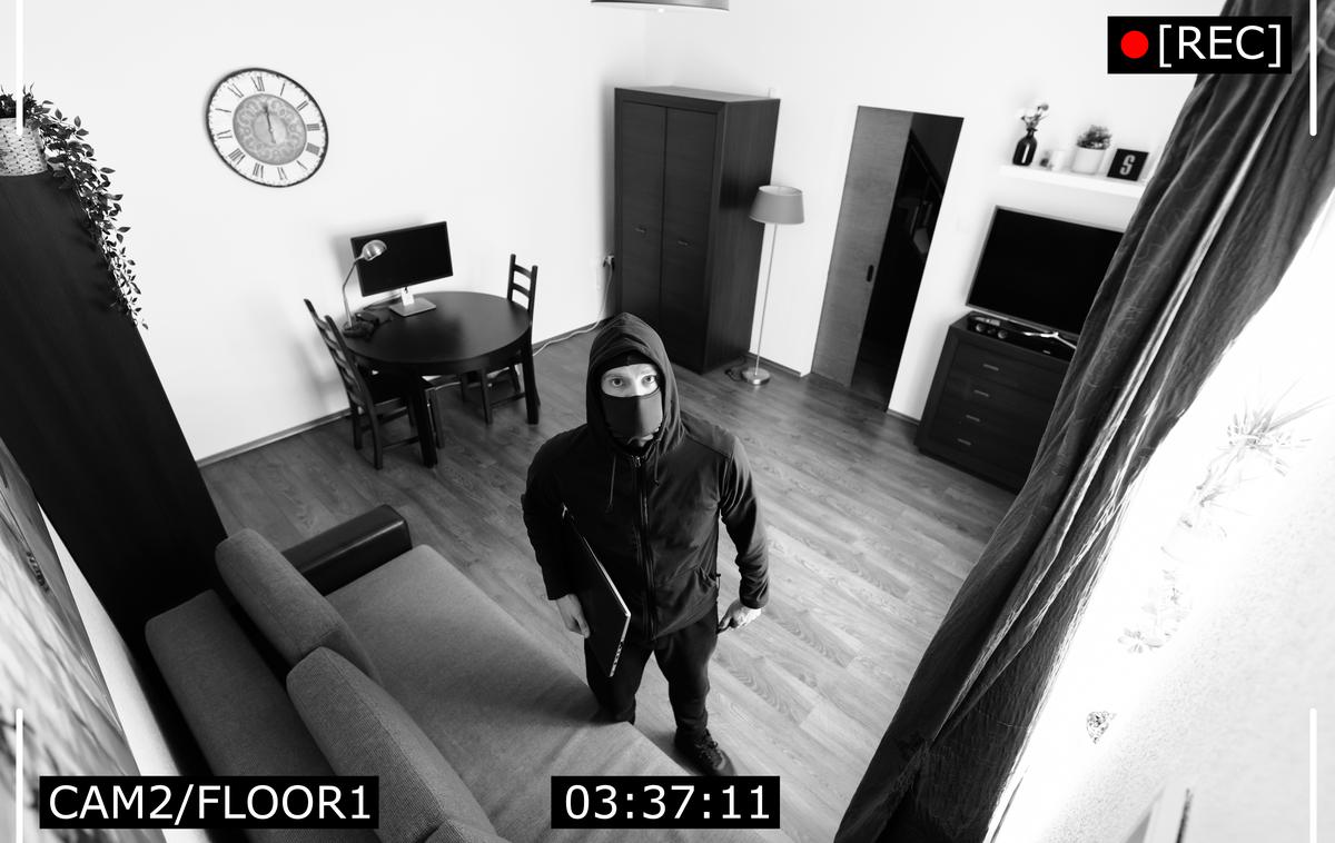 Ropar, tat, kraja, vlom | Policisti so tatu po prijetju zasegli vlomilsko orodje, v nadaljnjem postopku pa so našli tudi manjšo količino prepovedane droge. Osumljencu so odvzeli prostost zaradi suma kaznivega dejanja velike tatvine. | Foto Shutterstock