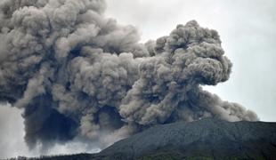 Po izbruhu vulkana našli več mrtvih pohodnikov, številne pogrešajo #foto #video