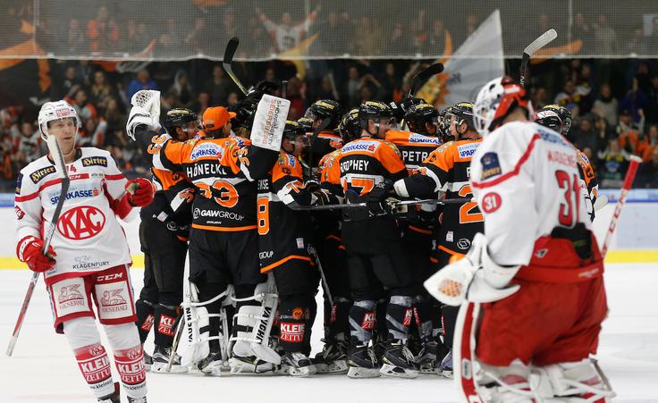 Veselje Gradca po popolnem preobratu. Še v 50. minuti je izgubljal z 0:3, na koncu slavil s 4:3. | Foto: Sportida