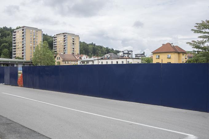 Gradbena ograja, na kateri so bili do pred kratkim napisi Energoplan, je prepleskana. Delavci so očistili tudi močno zaraščeno gradbišče. | Foto: Matej Leskovšek