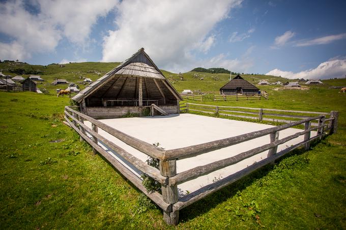 Pastirji so si v visokogorju zgradili tudi plesišče. | Foto: Žiga Zupan/Sportida